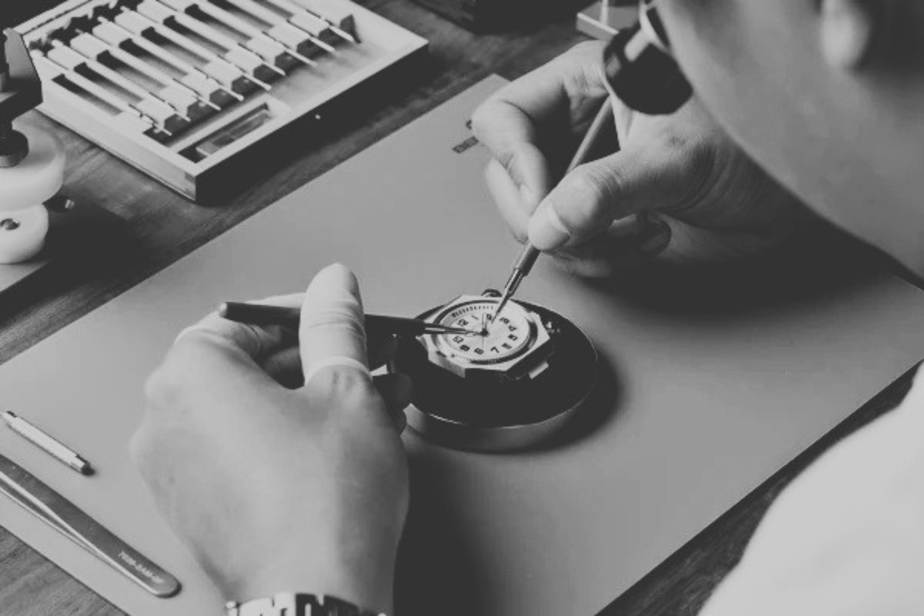 KLO & CO. watchmaking at the bench